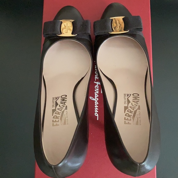 Salvatore Ferragamo Women's Pumps Sz 9 - Picture 7 of 12